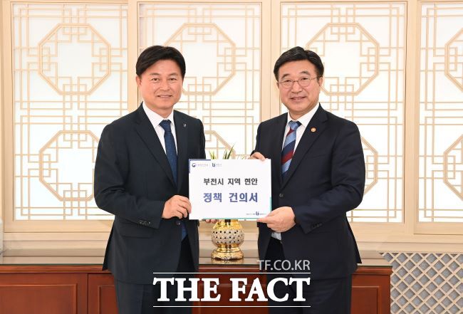 조용익 부천시장(왼쪽)이 윤호중 행안부 장관을 지난 24일 만나 부천시 주요 현안 해결에 대한 지원을 요청했다. /부천시