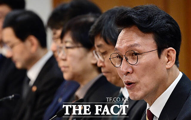 김민석 국무총리가 25일 오전 서울 종로구 정부서울청사에서 열린 제17차 미세먼지특별대핵위원회 회의에 참석해 모두발언을 하고 있다. /임영무 기자