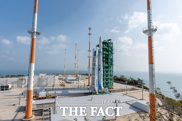 기립 작업을 마친 누리호가 발사를 위한 후속 작업에 돌입했다. /한국항공우주연구원