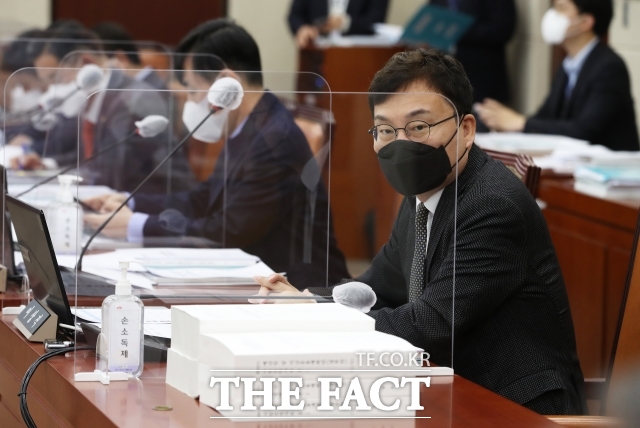 서울중앙지법 형사합의21부(이현복 부장판사)는 25일 특정범죄가중처벌법상 뇌물 혐의로 재판에 넘겨진 문재인 전 대통령과 이상직 전 의원의 3차 공판준비기일을 진행했다. 사진은 이 전 의원. /더팩트 DB