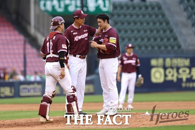 정현우(오른쪽)는 지난해 키움이 전체 1번으로 지명한 좌완 투수다. 정현우는 1년이 지난 현재 오히려 고등학교 때보다 기량이 퇴보했다는 평가를 받고 있다. /키움 히어로즈