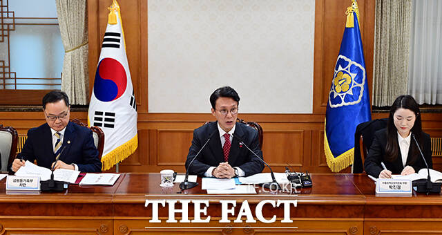 김민석 국무총리가 25일 오후 서울 종로구 정부서울청사에서 열린 제19차 아동정책조정위원회 회의에 참석해 모두발언을 하고 있다. /임영무 기자