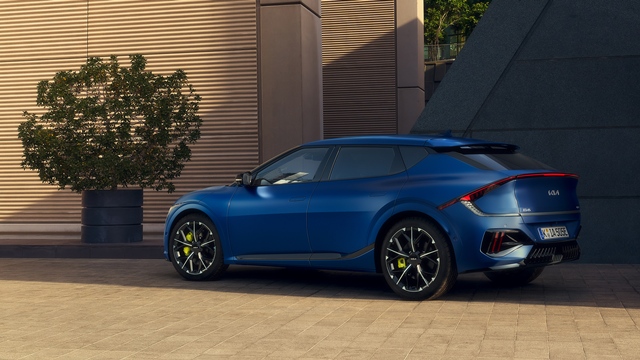 기아는 EV6 GT가 독일 자동차 매거진 아우토 모토 운트 슈포트가 최근 실시한 전기차 3종 비교 평가에서 테슬라 모델Y와 폴스타4를 제치고 1위를 차지했다고 25일 밝혔다. /기아