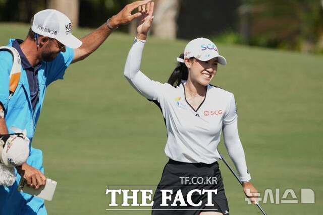 준우승을 차지한 파자리 아난나루칸(오른쪽)이 6번홀에서 이글 퍼팅을 성공시킨 뒤 캐디와 하이파이브를 하고 있다. 아난나루칸은 포인트 순위 60위로 막차를 타고 대회에 출전했으나 2위라는 생애 최고 성적으로 45위까지 순위가 올랐다./AP.뉴시스