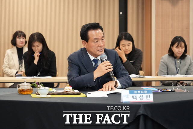 백성현 논산시장이 25일 서천군에서 열린 민선8기 4차년도 제3차 충남시장군수협의회에서 건의사항을 말하고 있다. /논산시