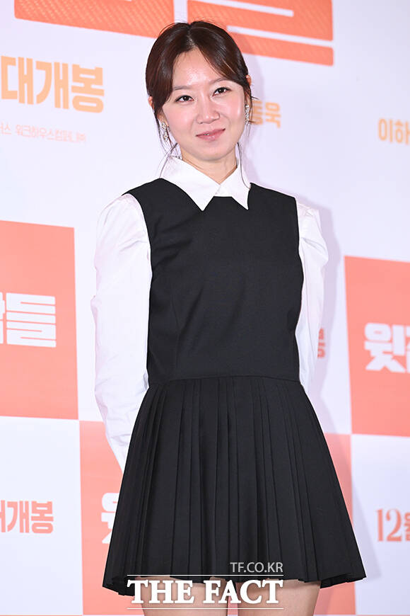 배우 김동욱과 공효진, 이하늬, 하정우(왼쪽부터)가 25일 오후 서울 강남구 메가박스 코엑스에서 열린 ‘윗집 사람들’ 언론 시사회 및 기자간담회에 참석해 포즈를 취하고 있다. /서예원 기자