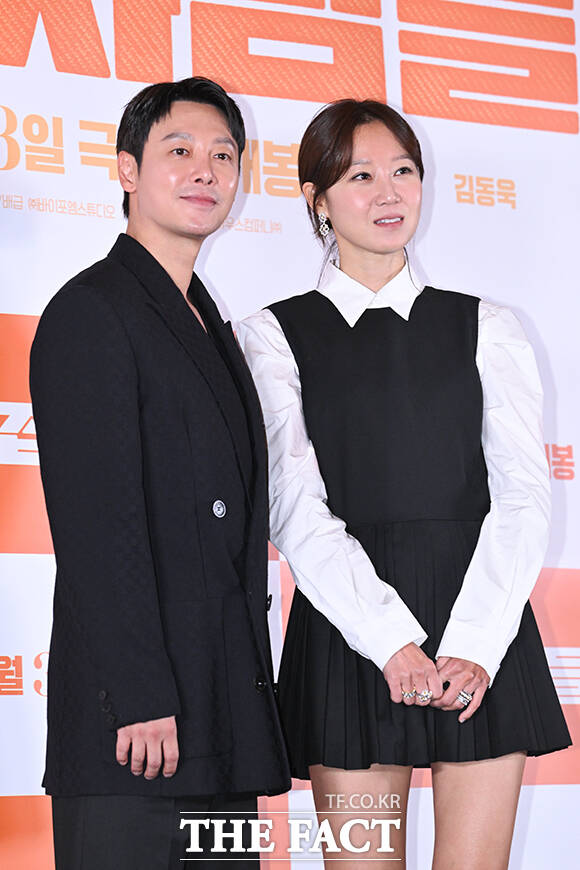 배우 김동욱과 공효진, 이하늬, 하정우(왼쪽부터)가 25일 오후 서울 강남구 메가박스 코엑스에서 열린 ‘윗집 사람들’ 언론 시사회 및 기자간담회에 참석해 포즈를 취하고 있다. /서예원 기자