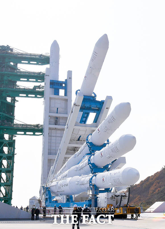 누리호가 4차 발사를 위해 기립하고 있다. /한국항공우주연구원