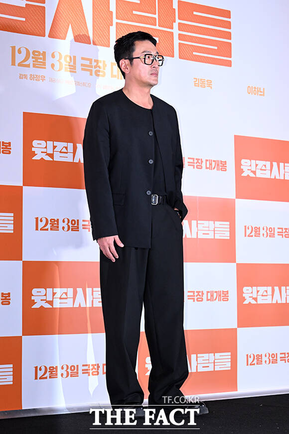 배우 김동욱과 공효진, 이하늬, 하정우(왼쪽부터)가 25일 오후 서울 강남구 메가박스 코엑스에서 열린 ‘윗집 사람들’ 언론 시사회 및 기자간담회에 참석해 포즈를 취하고 있다. /서예원 기자