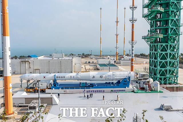발사대에서 기립 준비하는 누리호. /한국항공우주연구원