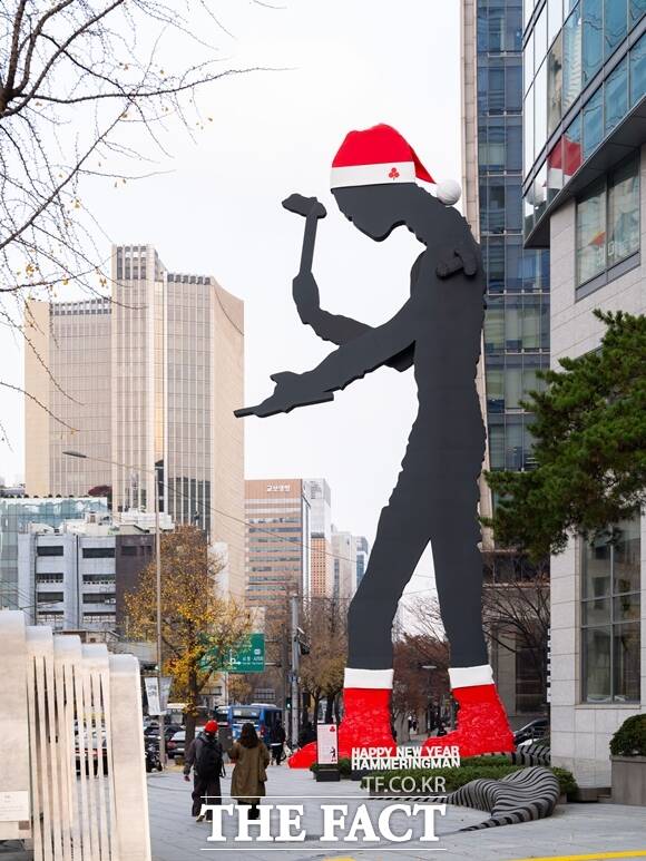 태광그룹 세화미술관은 연말을 맞아 산타로 변신한 해머링맨과 함께 새해 소원을 남기고 기부에도 참여할 수 있는 2025 해피뉴이어 해머링맨 캠페인을 진행한다고 밝혔다. 산타 복장으로 갈아입은 2025 해피뉴이어 해머링맨. /세화미술관