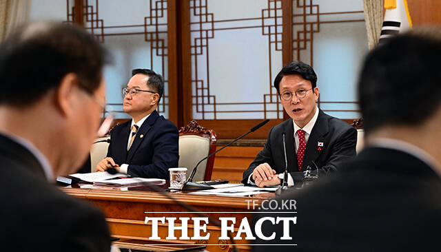 김민석 국무총리가 25일 오후 서울 종로구 정부서울청사에서 열린 제19차 아동정책조정위원회 회의에 참석해 모두발언을 하고 있다. /임영무 기자