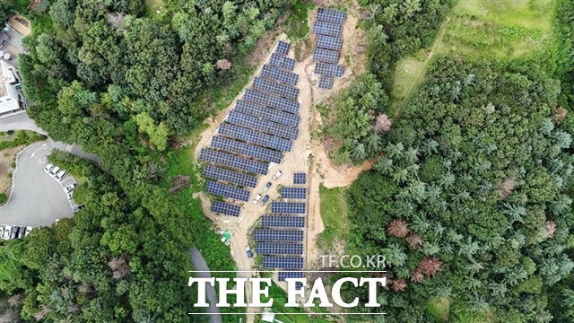 SK이터닉스는 25일 100MW 규모의 태양광 재생에너지 공급을 위한 직접전력거래계약(이하 직접PPA)을 체결했다. SK이터닉스 솔라파크 춘천 군자1호 태양광 발전소. /SK이터닉스