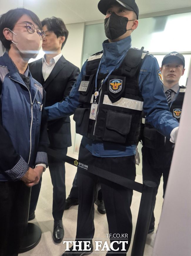 19일 경기도의회 5층에서 민을수 전국공무원노동조합 경기지역본부 경기도청지부장과 청원경찰이 대치하고 있다. 민 지부장 등 전공노 경기본부 경기도청지부 조합원들은 운영위원회 행정사무감사 방청이 거부되자 행감장 밖 복도로 가려고 했지만 청원경찰이 복도 진입을 막은 것이다. /이승호 기자