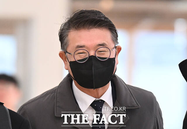 장상윤 전 대통령실 사회수석비서관이 25일 서울 종로구 광화문KT 웨스트에 마련된 김건희특검 사무실에 출석하고 있다. /이새롬 기자