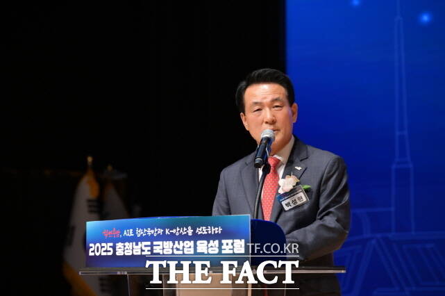 백성현 논산시장이 24일 논산아트센터에서 열린 2025 충남 논산 국방산업육성포럼에서 축사를 하고 있다. /논산시