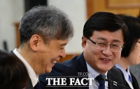  미세먼지특위 위원장과 대화 나누는 김성환 기후에너지환경부 장관 [포토]