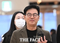  '여론조사 대납 의혹' 김건희 특검 출석한 '오세훈 측근' 강철원 [TF사진관]