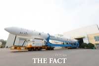  발사대 향하는 누리호 '4차 발사 D-2' [TF사진관]