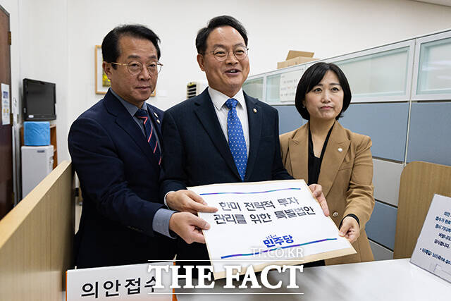 허영 더불어민주당 원내정책수석부대표(가운데)와 문금주(왼쪽), 백승아 원내부대표.