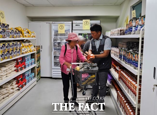 광명푸드뱅크마켓센터에서 취약계층 시민에게 식품을 공급하는 모습. /광명시