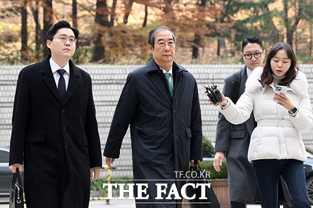 내란 우두머리 방조 등 혐의를 받는 한덕수 전 국무총리가 26일 오전 서울 서초구 서울중앙지방법원에서 열린 1심 결심 공판에 출석하고 있다. /서예원 기자