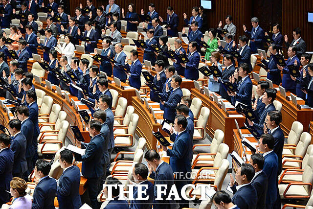 지난해 9월 2일 국회 본회의장에서 열린 제22대 국회 개원식에서 우원식 국회의장을 비롯한 국회의원들이 선서를 하는 모습. 선서문에 의원의 직무를 양심에 따라 성실히 수행하겠다는 다짐이 담겨 있다. /남윤호 기자