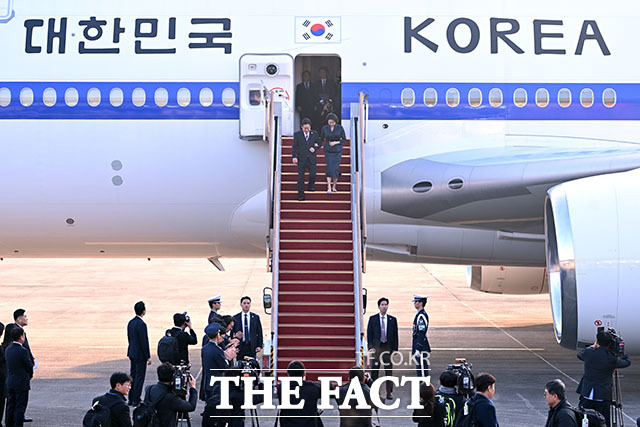 G20 정상회의 및 4개국 순방 일정 마치고 귀국하는 이재명 대통령 부부.