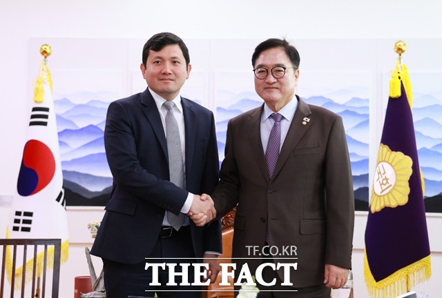 우원식 국회의장(오른쪽)이 26일 서울 여의도 국회 집무실에서 케빈 김 주한미국대사 대리를 접견해 기념촬영을 하고 있다. /남윤호 기자