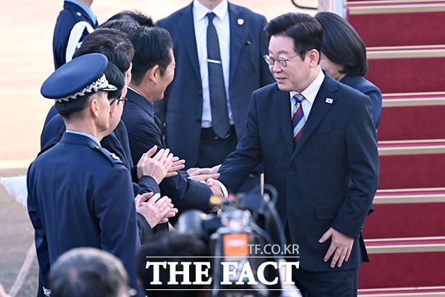 G20 정상회의 및 4개국 순방 일정 마치고 귀국하는 이재명 대통령 부부.