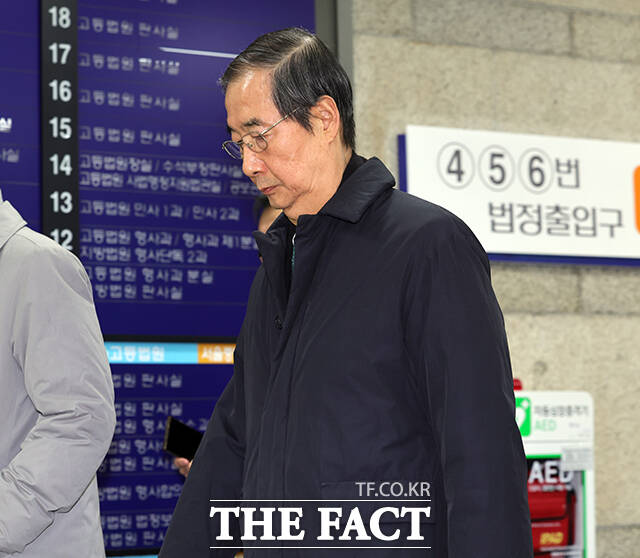 내란 우두머리 방조 등 혐의를 받는 한덕수 전 국무총리가 26일 오후 서울 서초구 서울중앙지방법원에서 열린 결심 공판을 마치고 법원을 나서고 있다. /서예원 기자