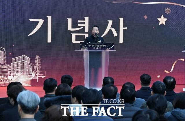 유정복 인천시장이 26일 가좌근로자 복합문화센터에서 열린 개관식에서 기념사를 하고 있다. /인천시