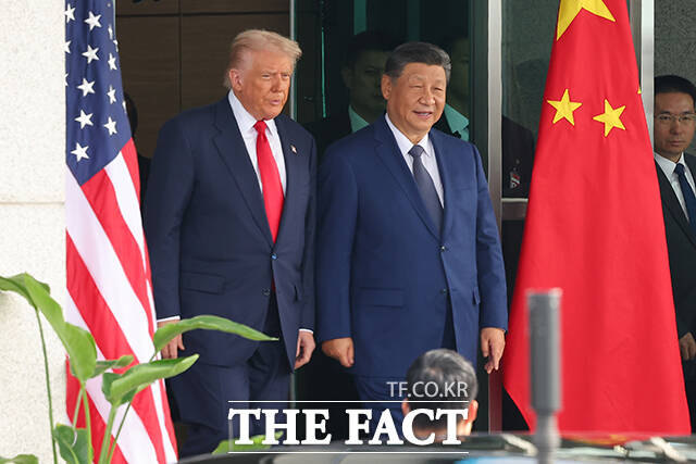 지난 24일 도널드 트럼프 미국 대통령(왼쪽)과 시진핑 중국 국가주석은 다카이치 사나에 일본 총리의 ‘대만 유사시 개입’ 발언으로 격화되고 있는 중일 갈등에 대해 논의했다. 사진은 도널드 트럼프 미국 대통령과 시진핑 중국 국가주석이 지난달 30일 경주 아시아태평양경제협력체(APEC) 정상회의에서 대면 회담을 가졌던 모습이다. /APEC 2025 KOREA & 연합뉴스