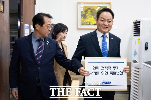 허영 더불어민주당 원내정책수석부대표(오른쪽)와 문금주, 백승아 원내부대표가 26일 서울 여의도 국회 의안과에 한미 전략적 투자관리를 위한 특별법안을 제출하고 있다. /국회=남윤호 기자(현장풀)