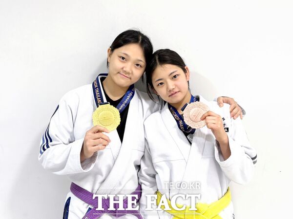대전 서구 괴정고 3학년 이연지 선수(왼쪽)와 한밭고 1학년 최시우 선수가 최근 태국 방콕에서 열린 2025 세계 청소년 주짓수 선수권대회에서 각각 금메달과 동메달을 차지했다. /대전 서구