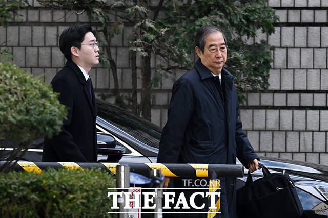 내란 우두머리 방조 등 혐의를 받는 한덕수 전 국무총리가 26일 오전 서울 서초구 서울중앙지방법원에서 열린 1심 결심 공판에 출석하고 있다. /서예원 기자