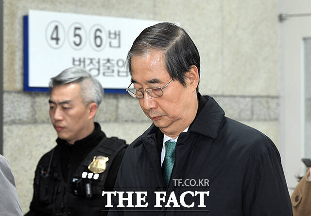 내란 우두머리 방조 등 혐의를 받는 한덕수 전 국무총리가 26일 오후 서울 서초구 서울중앙지방법원에서 열린 결심 공판을 마치고 법원을 나서고 있다. /서예원 기자