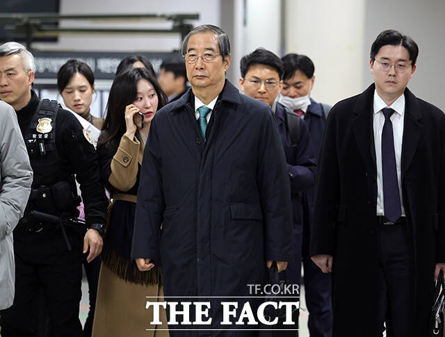 내란 우두머리 방조 등 혐의를 받는 한덕수 전 국무총리가 26일 오후 서울 서초구 서울중앙지방법원에서 열린 결심 공판을 마치고 법원을 나서고 있다. /서예원 기자