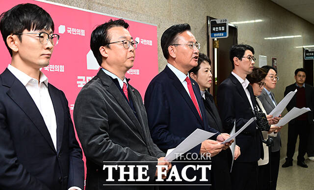 국회 운영위원회 소속 유상범 국민의힘 의원을 비롯한 의원들이 26일 오후 서울 여의도 국회에서 더불어민주당의 국회법 개정안 일방 처리에 대한 성명을 발표하고 있다. /국회=남윤호 기자