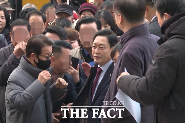 26일 오전 김건희 여사 일가의 '양평 공흥지구 개발 특혜 의혹'을 수사하는 민중기 특별검사팀에 김선교 국민의힘 의원이 특정범죄 가중처벌법상 국고손실 혐의 피의자로 출석하는 과정에서 지지자들의 응원을 받고 있다. /김기범 기자
