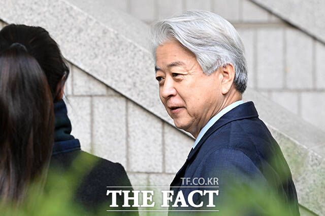 불법 정치자금 6000만 원을 받은 혐의를 받는 노웅래 전 더불어민주당 의원이 26일 오전 서울 서초구 서울중앙지방법원에서 열린 선고 공판에 출석하고 있다. /서예원 기자