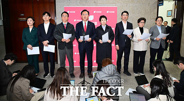 국회 운영위원회 소속 유상범 국민의힘 의원을 비롯한 의원들이 26일 오후 서울 여의도 국회에서 더불어민주당의 국회법 개정안 일방 처리에 대한 성명을 발표하고 있다. /국회=남윤호 기자