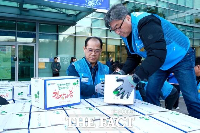 현대제철 당진제철소는 26일 김장김치 10t을 복지시설과 취약계층에 전달했다. /현대제철