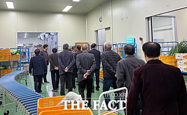 청양군이 25일 대치면 청양군 먹거리종합타운에서 대한노인회 청양군지회 관계자 및 경로당 분회장 등 20여 명이 참석한 가운데 경로당 무상급식·공공급식 관련 설명회를 열고 현장을 살펴보고 있다 . /청양군