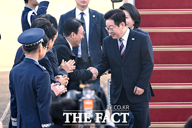 G20 정상회의 및 4개국 순방 일정 마치고 귀국하는 이재명 대통령 부부.