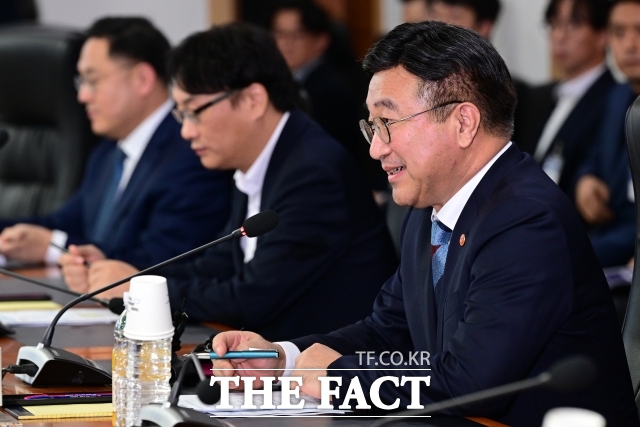 윤호중 행정안전부 장관이 지난 24일 오후 서울 종로구 정부서울청사에서 열린 범정부 AI 공통기반 서비스 개시 기념 행사에 참석해 인사말을 하고 있다. /임영무 기자