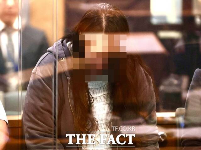 7년 전 뉴질랜드에서 두 자녀를 살해 후 가방에 넣어 창고에 유기한 혐의로 기소된 한국계 뉴질랜드 시민권자 이모(44) 씨가 25일(현지시간) 1심에서 종신형을 선고받았다. 사진은 지난 9월 공판 중인 이 씨. /AP.뉴시스