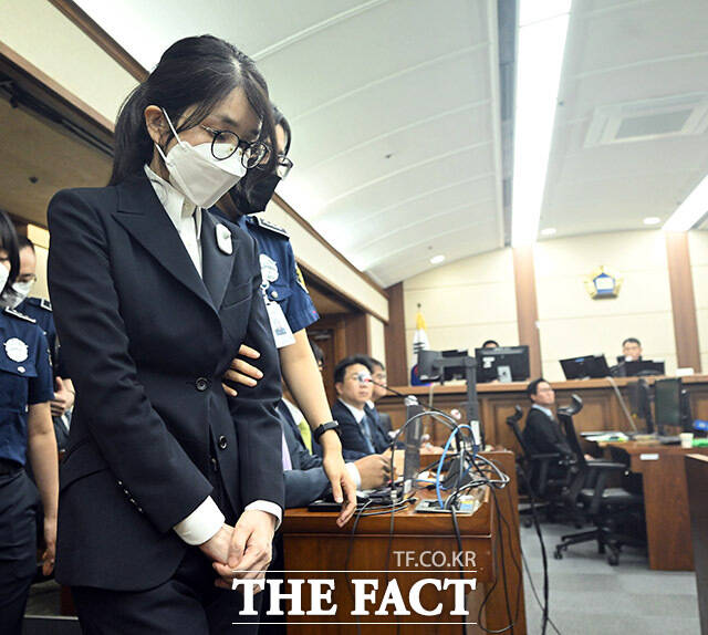 도이치모터스 주가조작 혐의와 통일교 금품수수 의혹 등으로 구속기소된 김건희 여사의 첫 재판이 9월 24일 오후에 열렸다. 김 여사가 법정에 들어서고 있다./사진공동취재단