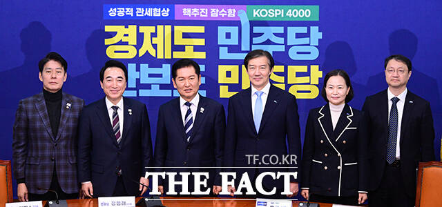 더불어민주당과 조국혁신당 대표단이 기념사진을 남기고 있다.