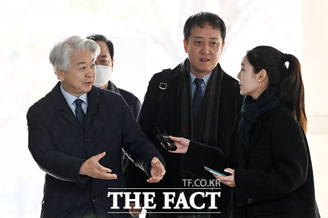 불법 정치자금 6000만 원을 받은 혐의를 받는 노웅래 전 더불어민주당 의원이 26일 오전 서울 서초구 서울중앙지방법원에서 열린 선고 공판에 출석하고 있다. /서예원 기자